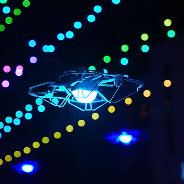 ¡La luz de formación de drones enjambre al aire libre muestra impresionantes efectos visuales!