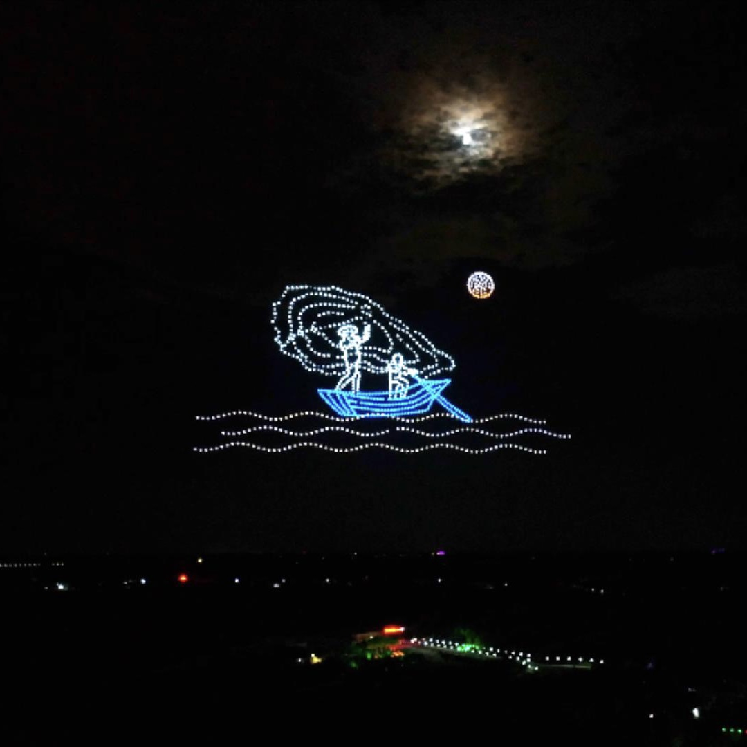 Pertunjukan cahaya drone konsepsi artistik Festival Teratai Danau Weishan