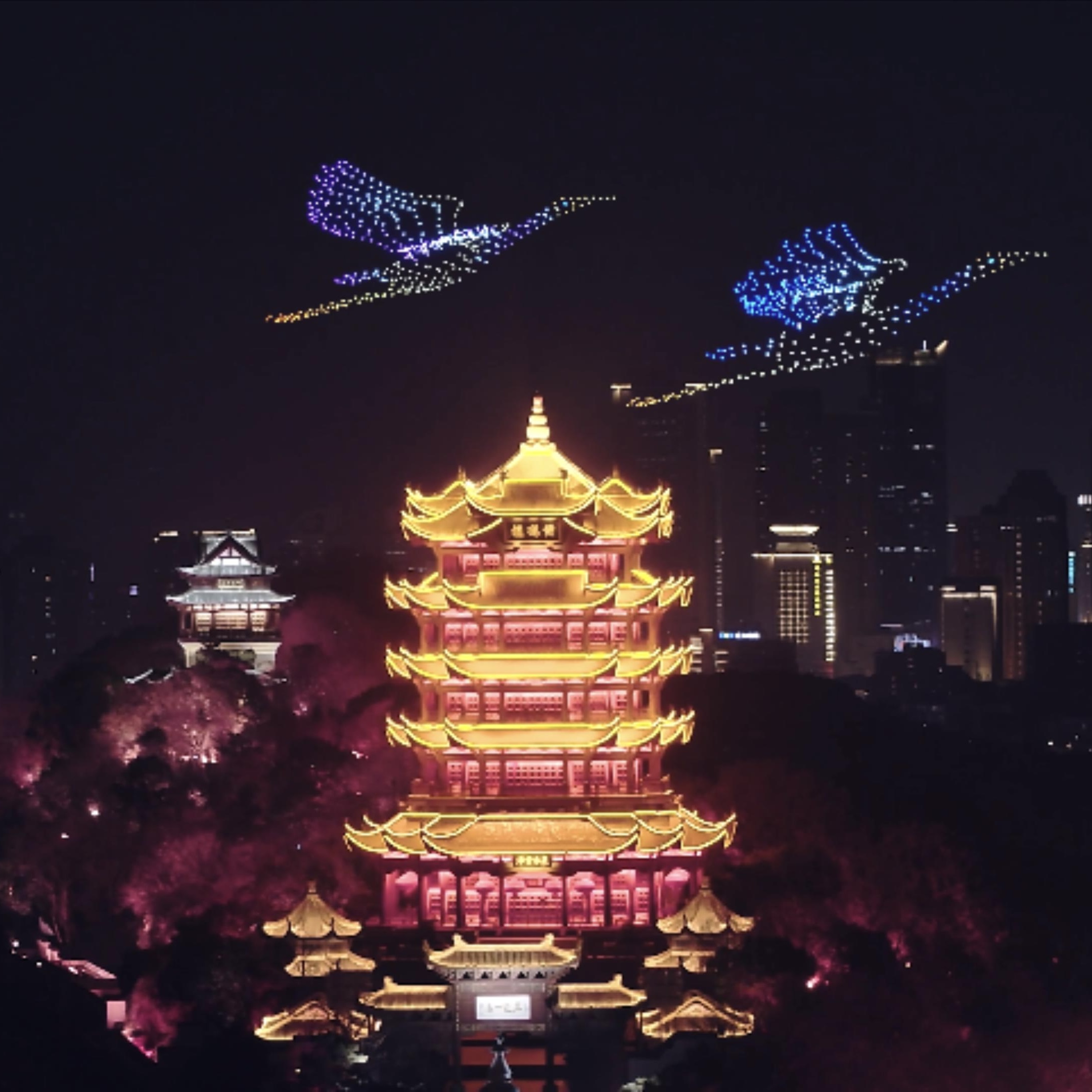Màn trình diễn ánh sáng bằng máy bay không người lái của Hội nghị Thơ Vũ Hán thắp sáng Tháp Hạc Vàng!