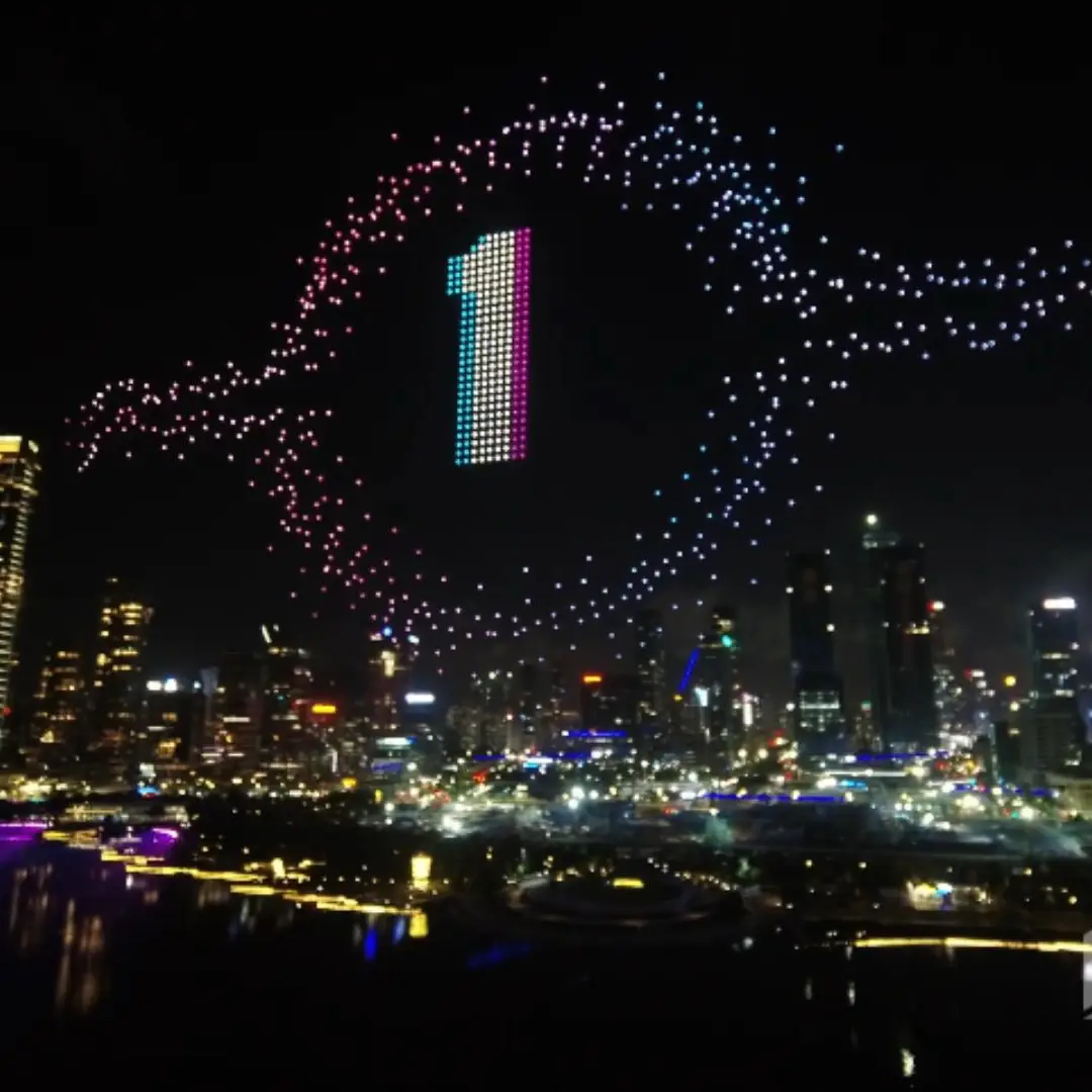 Световое шоу дронов на открытом воздухе завораживает зрителей потрясающими визуальными эффектами!