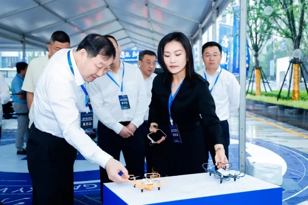 The leaders visited the representative products displayed by HighGreat