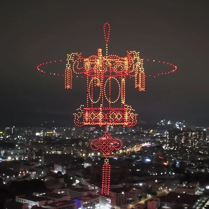 Erleben Sie die spektakuläre Vorführung der Drohnenschwarm-Lichtshow im Freien beim Laternenfest